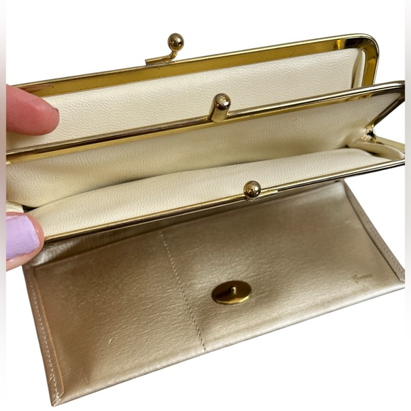 Vintage Noymer Gold,cream coach hide wallet w/Floral design 3.5”High x 7.5”Wide - Picture 4 of 12